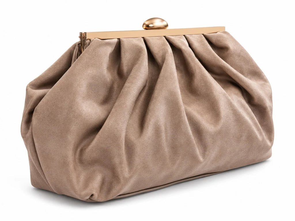 T012633TAP – Taupe mekana velur clutch torba sa metalnim ukrasom