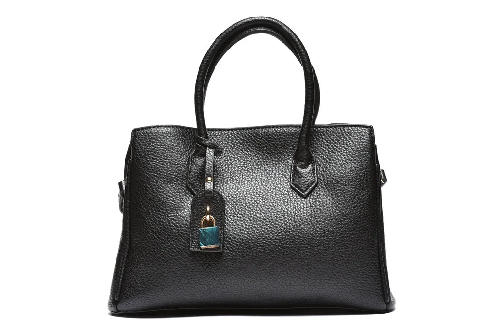 T012670BLK - Crna elegantna torba sa ukrasnim priveskom