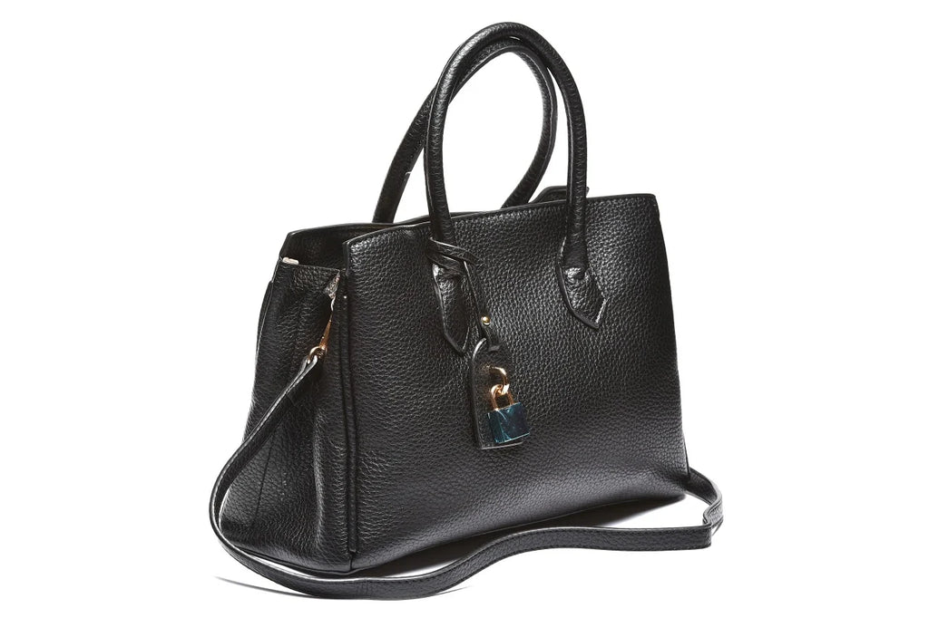 T012670BLK - Crna elegantna torba sa ukrasnim priveskom
