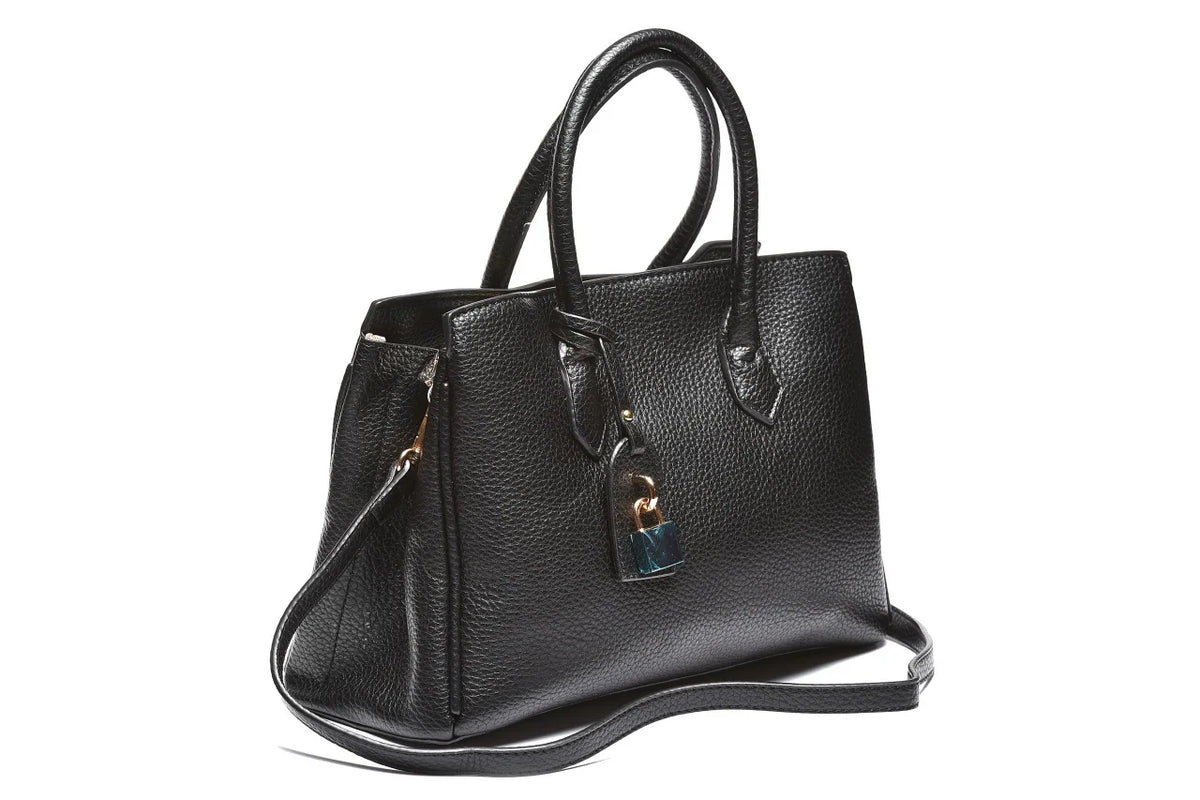 T012670BLK - Crna elegantna torba sa ukrasnim priveskom