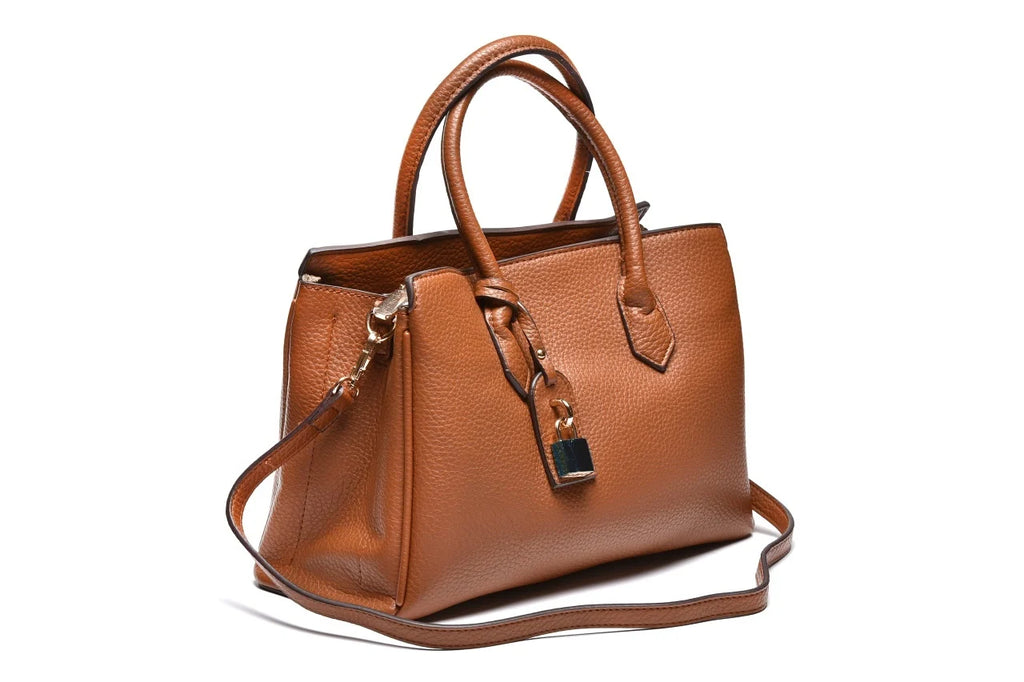 T012670CAM - Camel elegantna torba sa ukrasnim priveskom