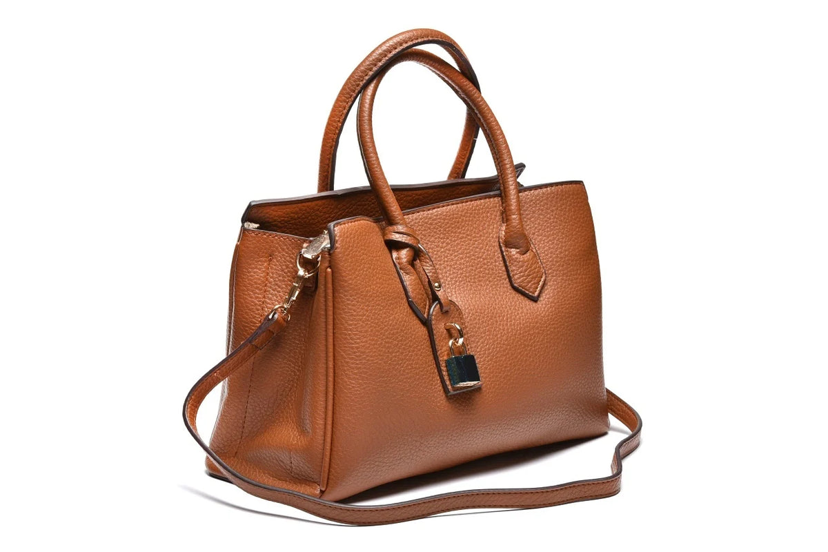 T012670CAM - Camel elegantna torba sa ukrasnim priveskom