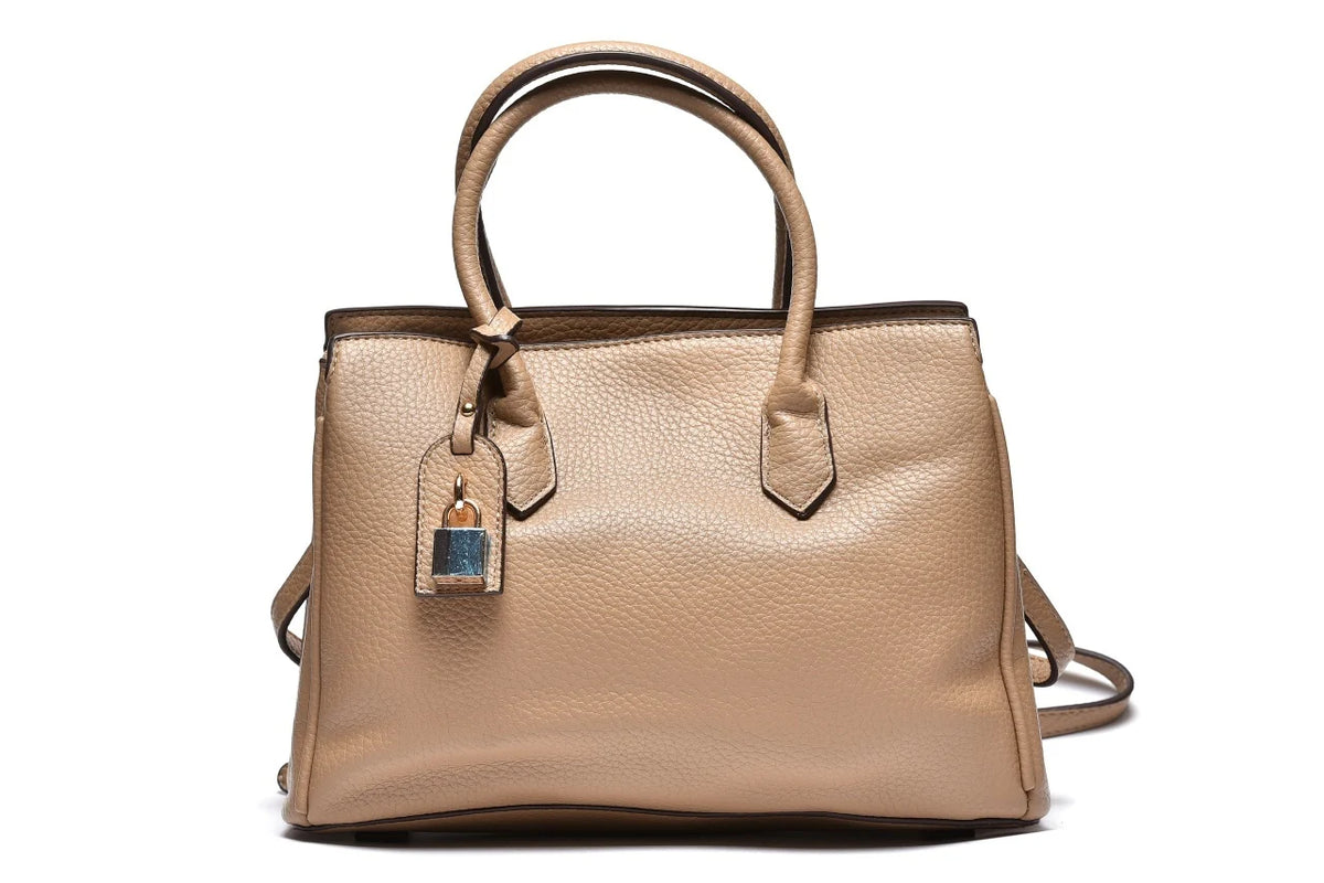 T012670TAP - Taupe elegantna torba sa ukrasnim priveskom