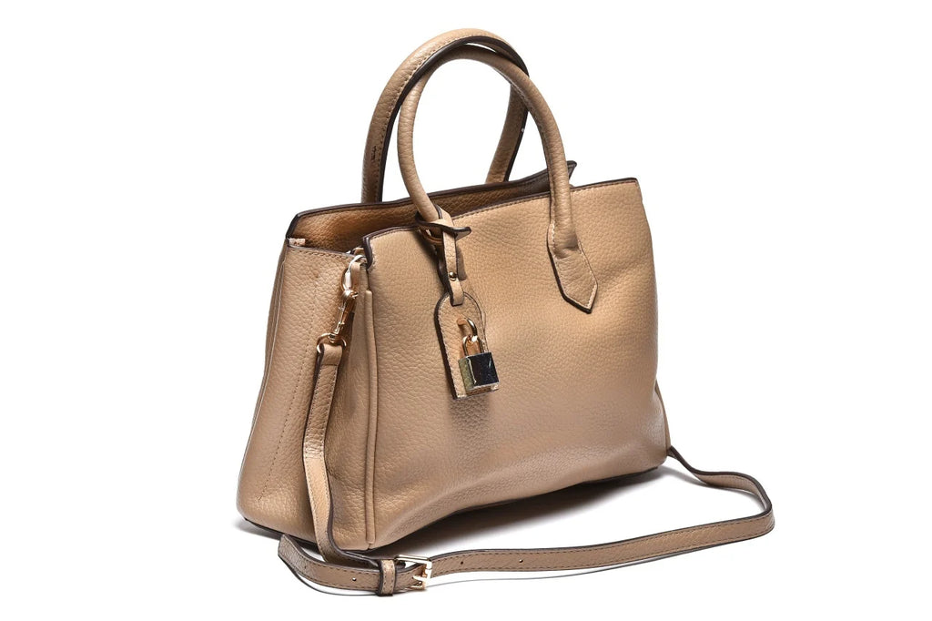 T012670TAP - Taupe elegantna torba sa ukrasnim priveskom