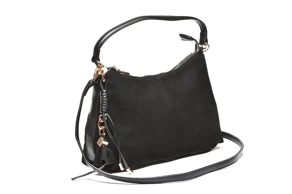 T012680BLK - Crna torba mekane forme sa efektnim priveskom