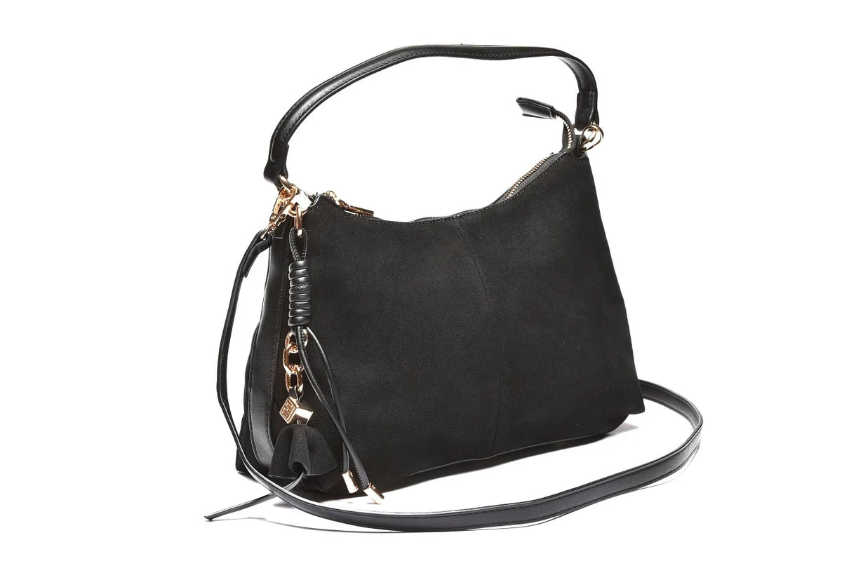 T012680BLK - Crna torba mekane forme sa efektnim priveskom