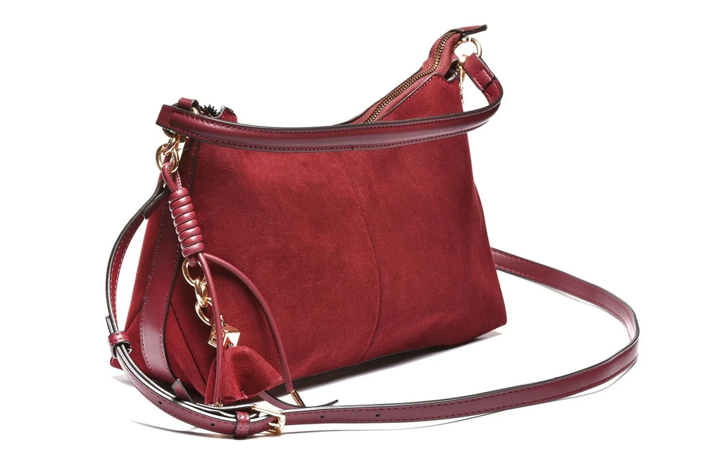T012680BUR - Burgundi torba mekane forme sa efektnim priveskom