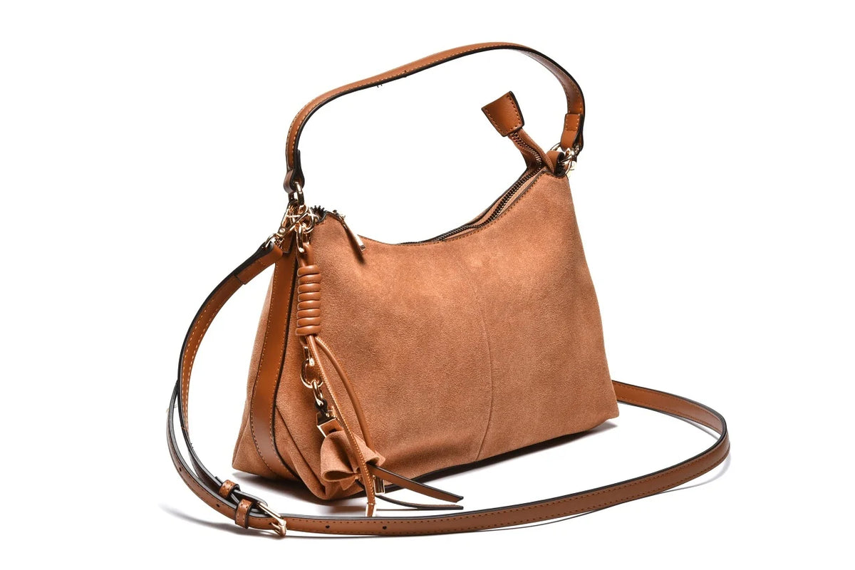 T012680CAM - Camel torba mekane forme sa efektnim priveskom